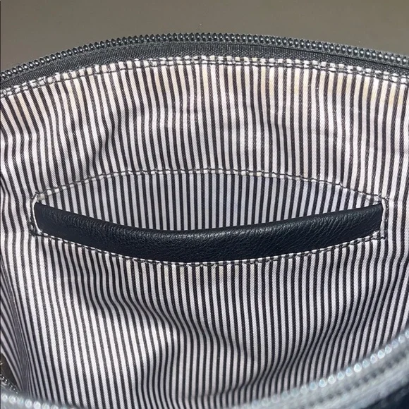 Elegant Black Crossbody Bag - Picture 9 of 11